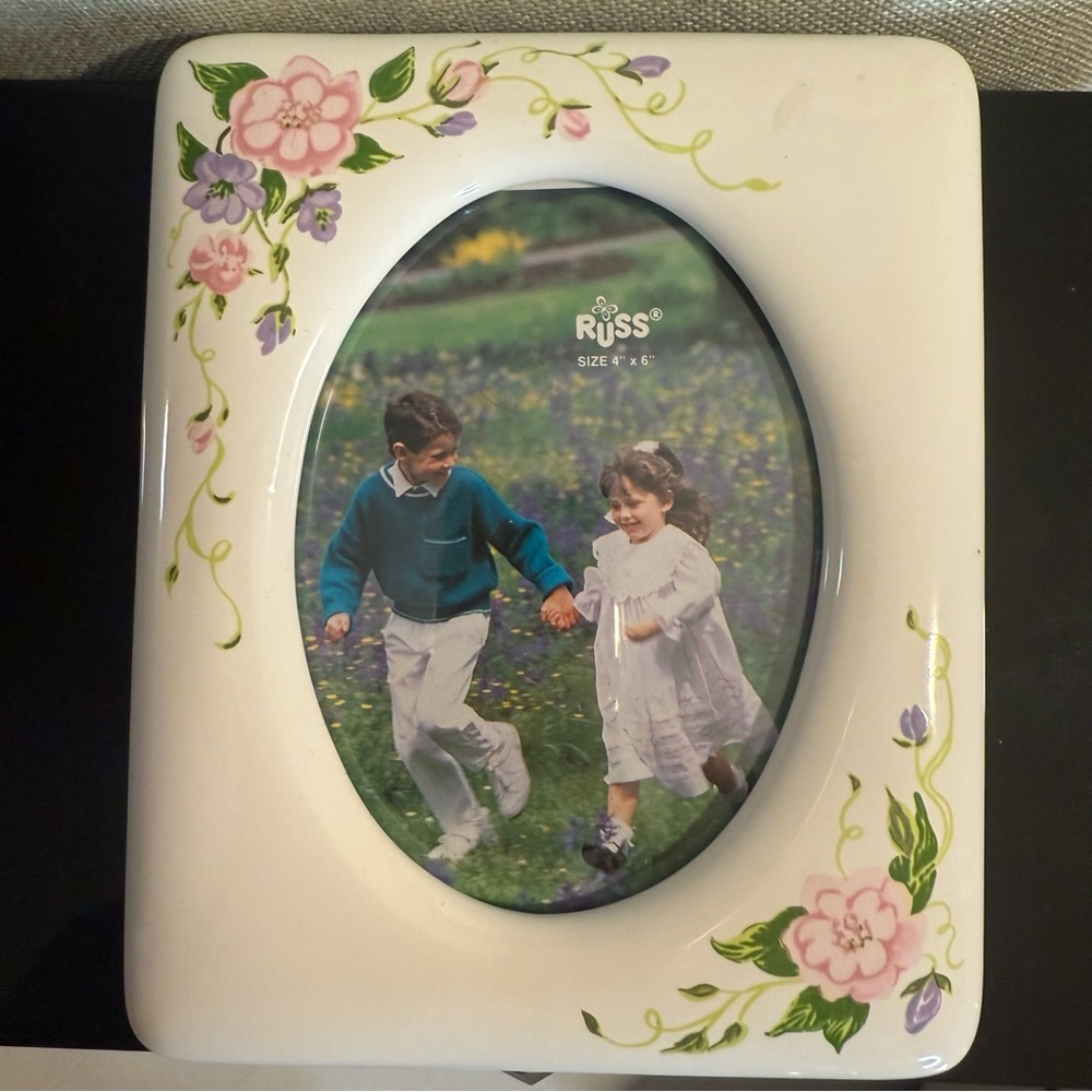 RUSS 4 X 6 vintage ceramic country cottage style picture frame.